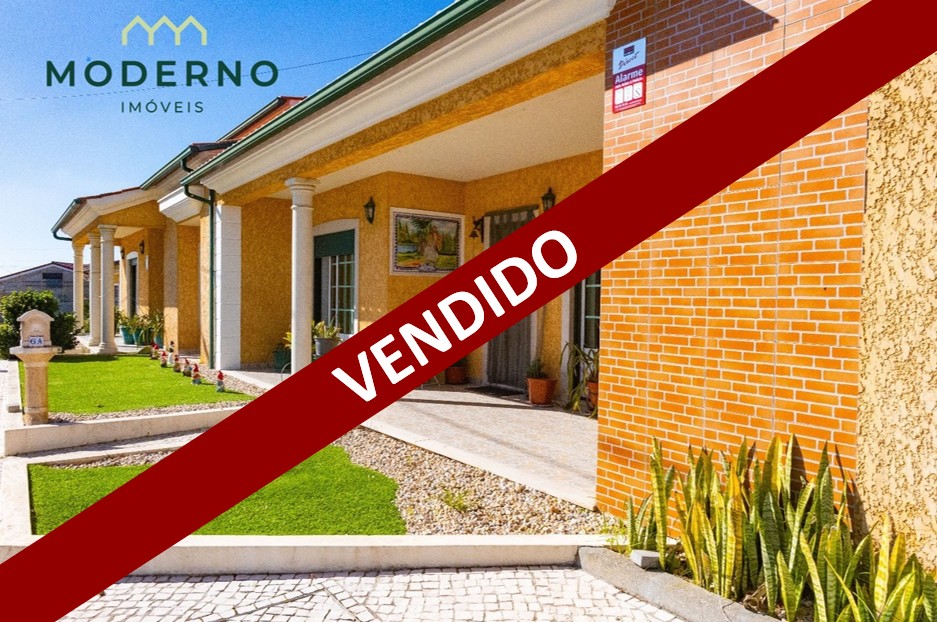 Moradia T3 c/ jardim, garagem e anexos – Marinha da Guia