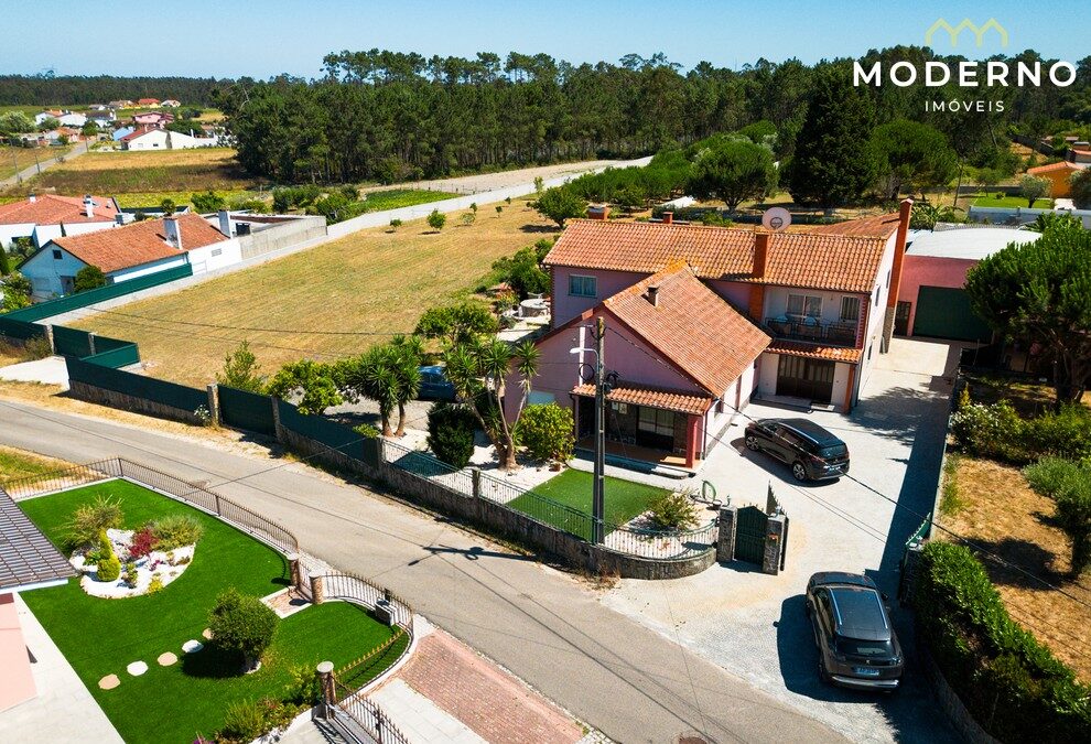 Moradia T5+2 e terreno de construção – Caxaria, Carriço