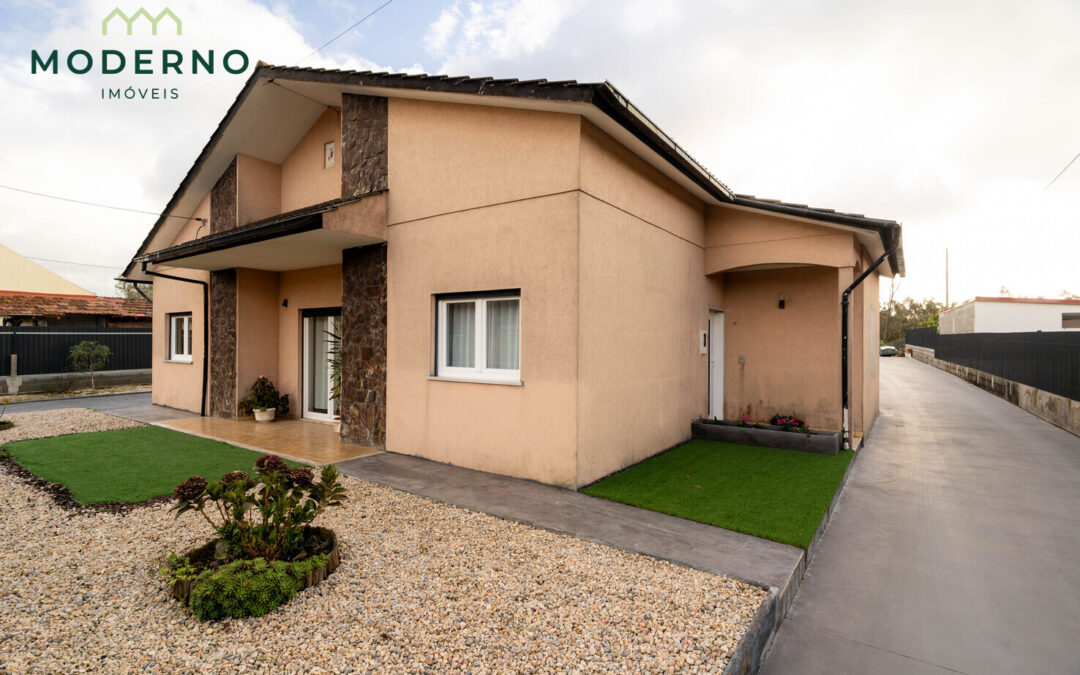 Moradia T3+1 c/ Anexo T1, Garagem e Espaço Exterior