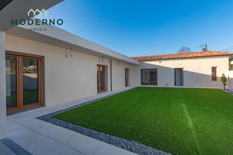 Moradia T3+1 Nova c/ garagem e jardim – Casal da Rola